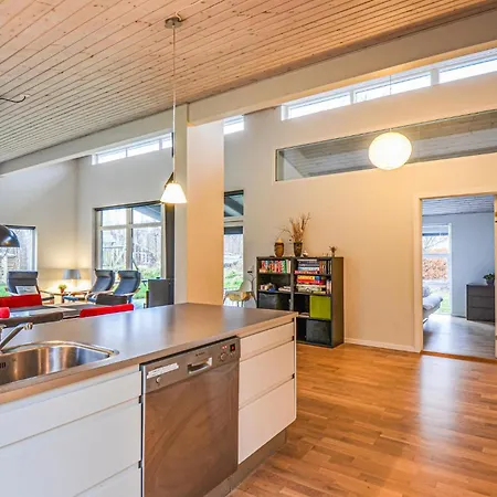 Oreflak X Nyaraló *