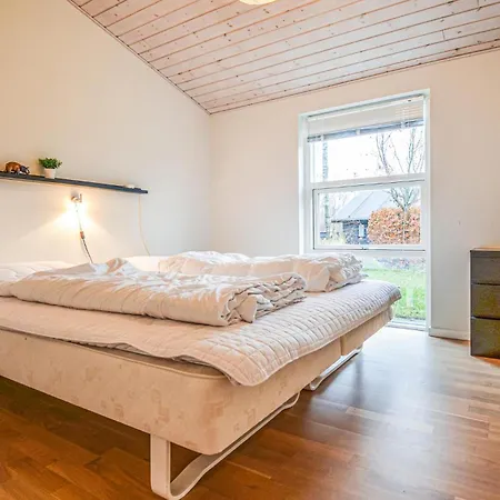 Beautiful Home In Ebeltoft With Sauna אבלטופט